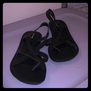 Brand new! BORN cross-cross sandals, size 9